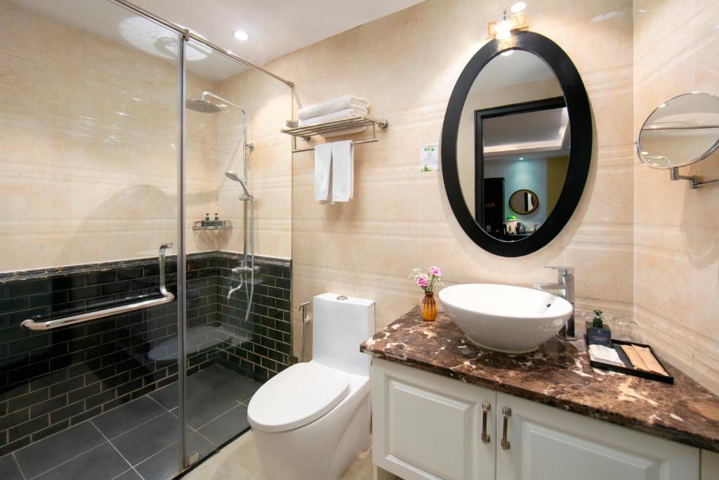 Koupelna v ubytování Hanoi Harmonia Hotel & Spa