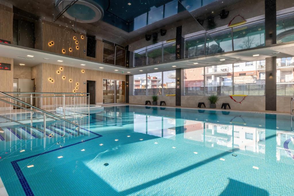 duży basen w dużym budynku w obiekcie Klifowa Premium Resort with SPA, Fitness & Kids Club by Renters w Rewalu