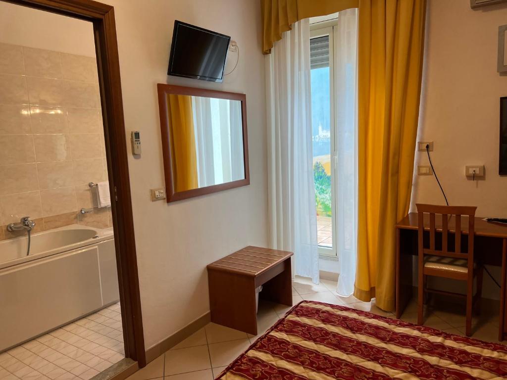 Postel nebo postele na pokoji v ubytování Hotel Bristol - Koolibry Hotels