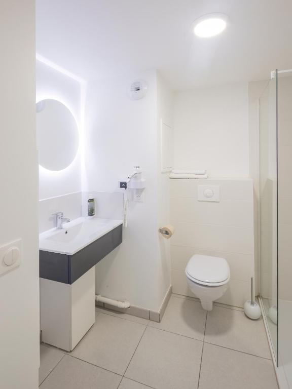 Ванная комната в All Suites Appart Hotel Le Havre