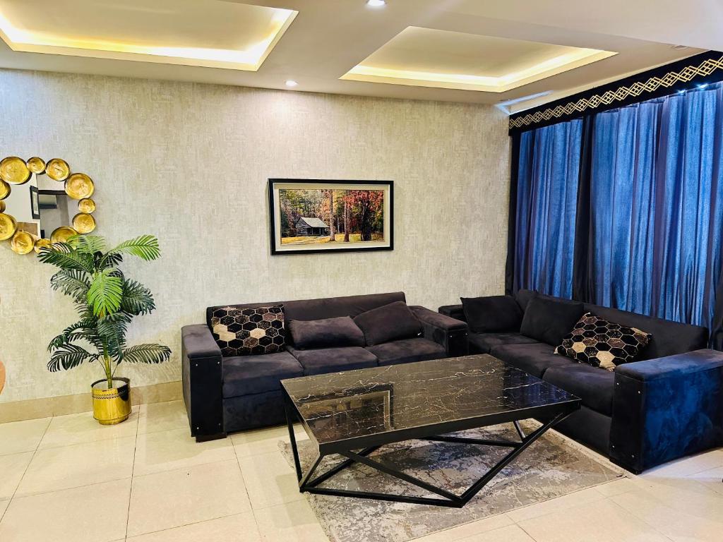 Svetainės erdvė apgyvendinimo įstaigoje Luxury 2-Bedroom Apartment Bahria town