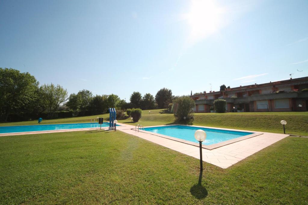 - une piscine au milieu d'une cour dans l'établissement Amazing apartment two pool well located panoramic lake view, à Soiano del Lago