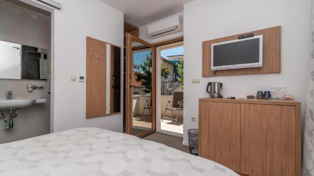 Televízia a/alebo spoločenská miestnosť v ubytovaní Villa Lucica Trogir