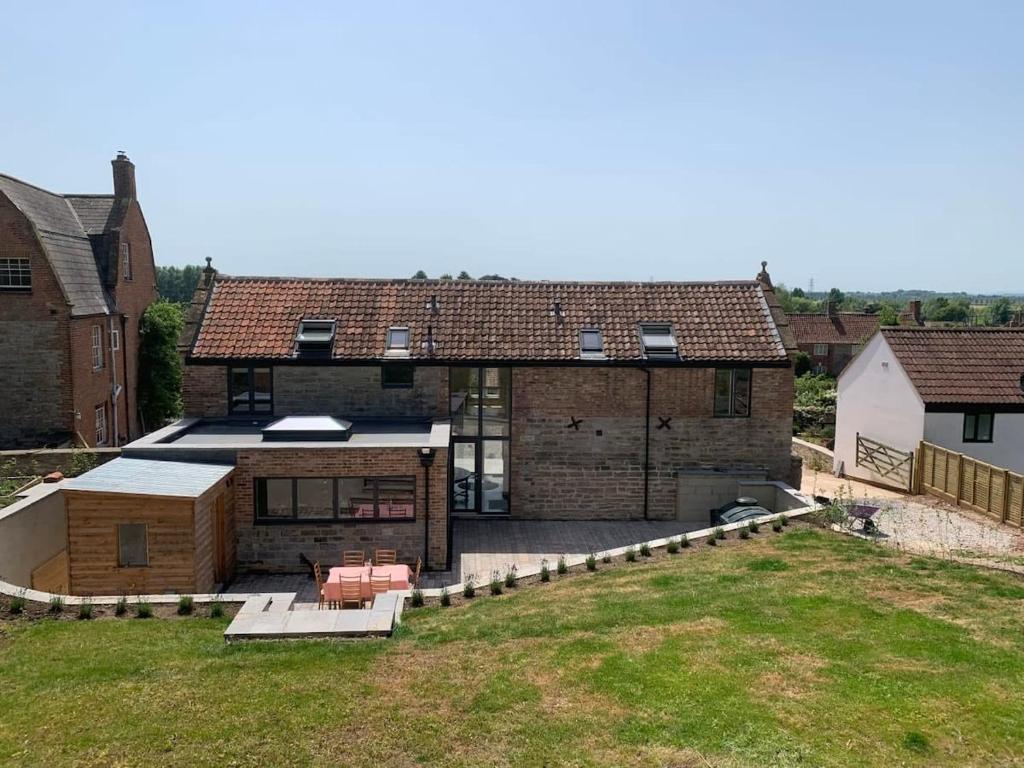 uma vista aérea de uma casa com um quintal em High End 3 bed barn conversion em Aller