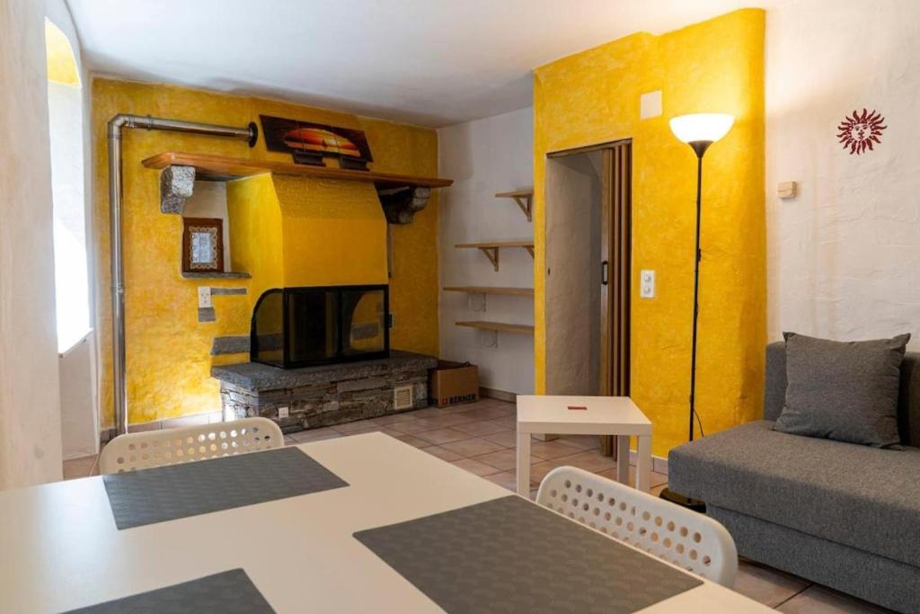 因特拉尼亞的住宿－Nucleo di Intragna，客厅配有桌子、沙发和壁炉