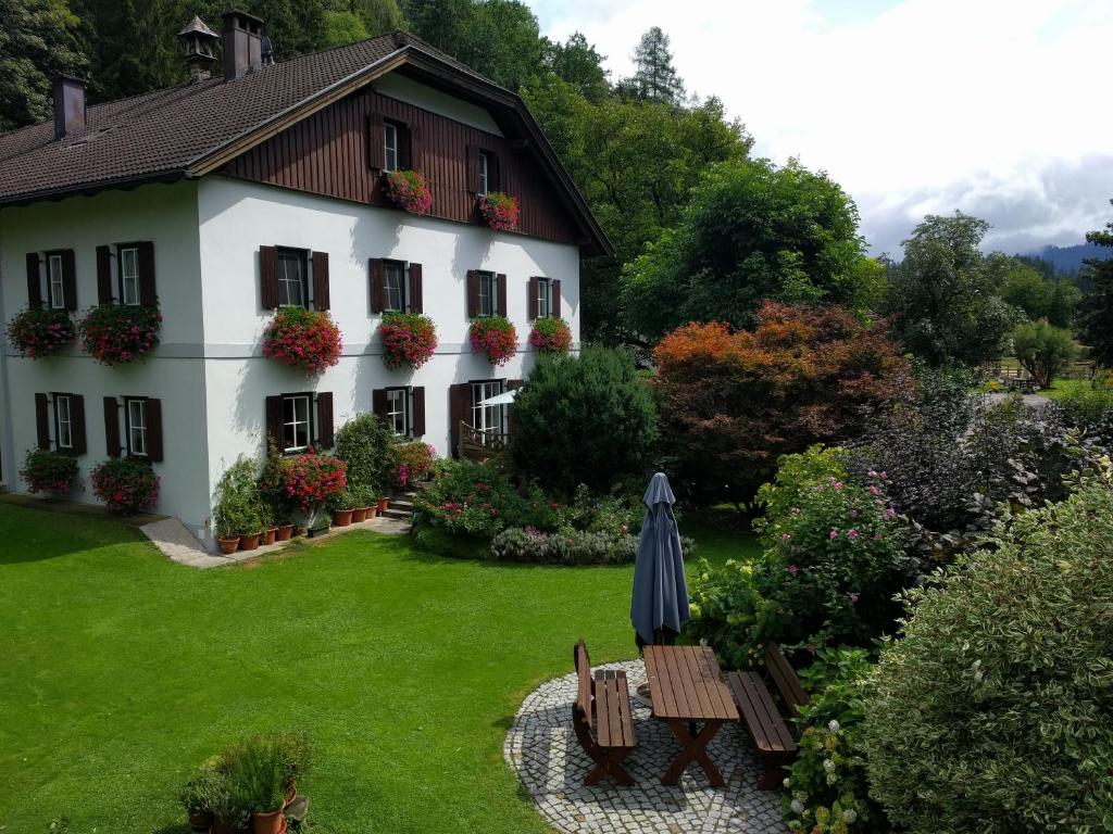 NikolsdorfにあるJörgleggerhofの庭と傘のある家