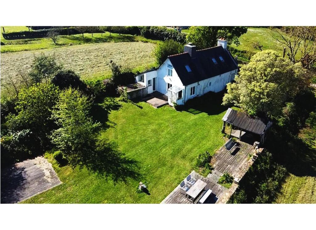 una vista aérea de una casa en un campo en maison porz lec'h, en Pleudaniel