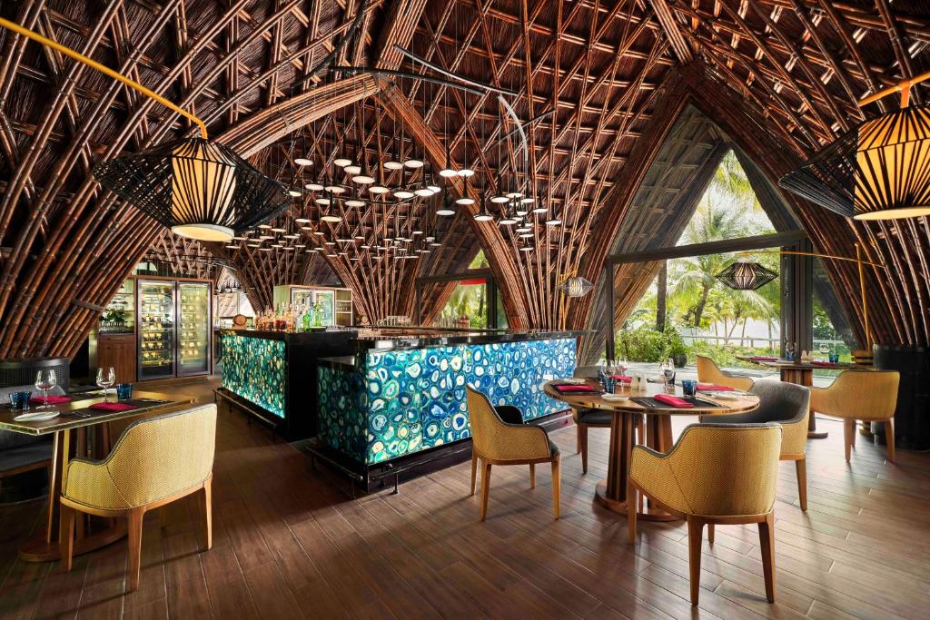 Khu vực ghế ngồi tại InterContinental Phu Quoc Long Beach Resort by IHG