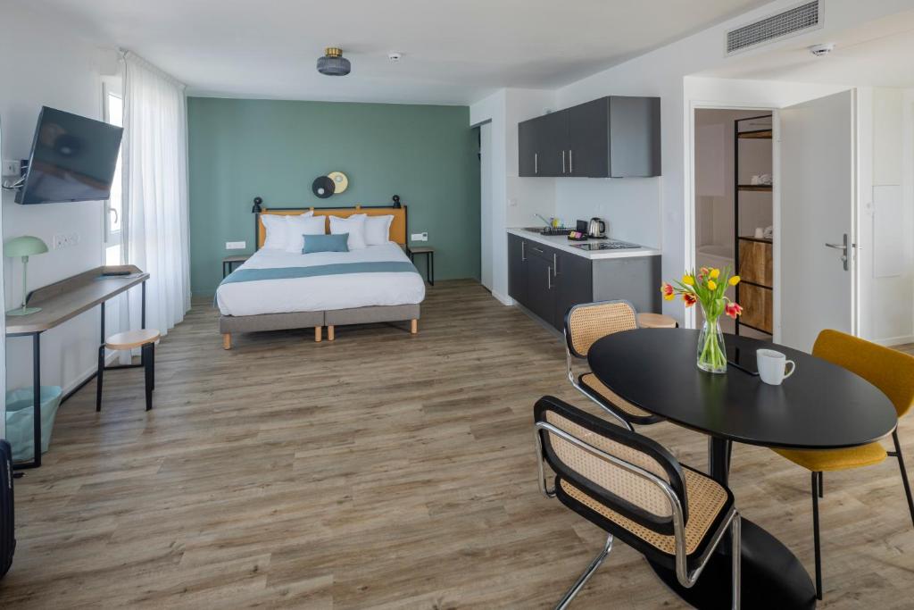 Кровать или кровати в номере All Suites Appart Hotel Le Havre