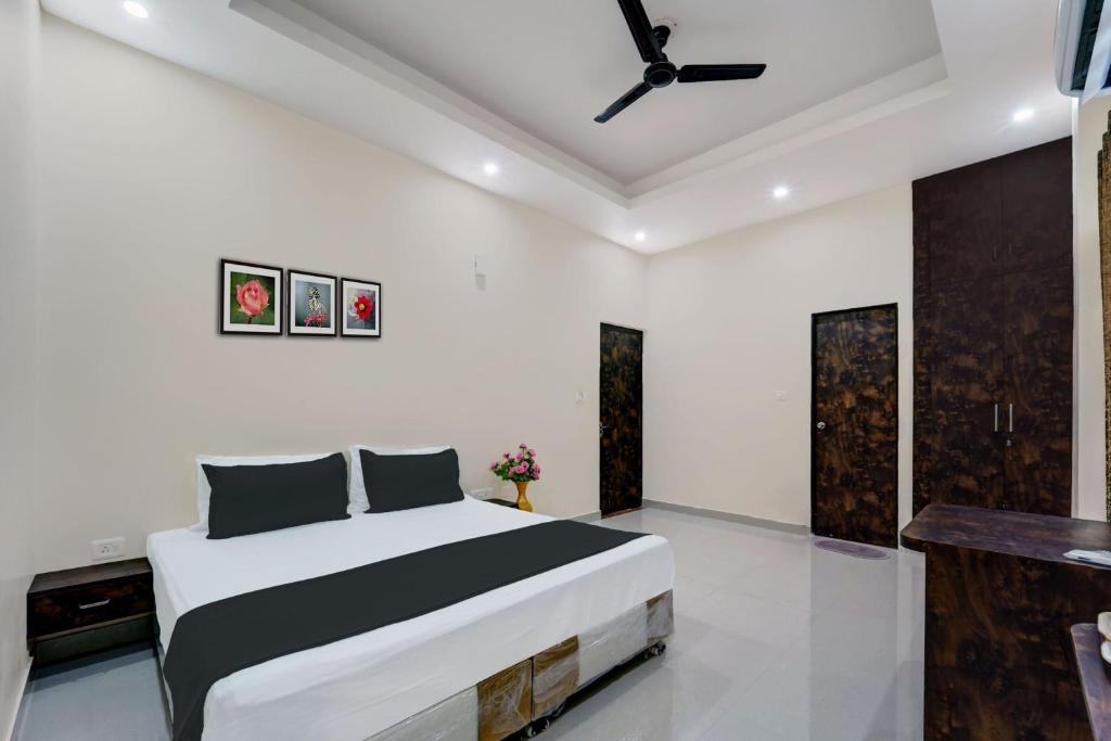 DānāpurにあるOYO Flagship The Elegance Resortのベッドルーム1室(ベッド1台、シーリングファン付)