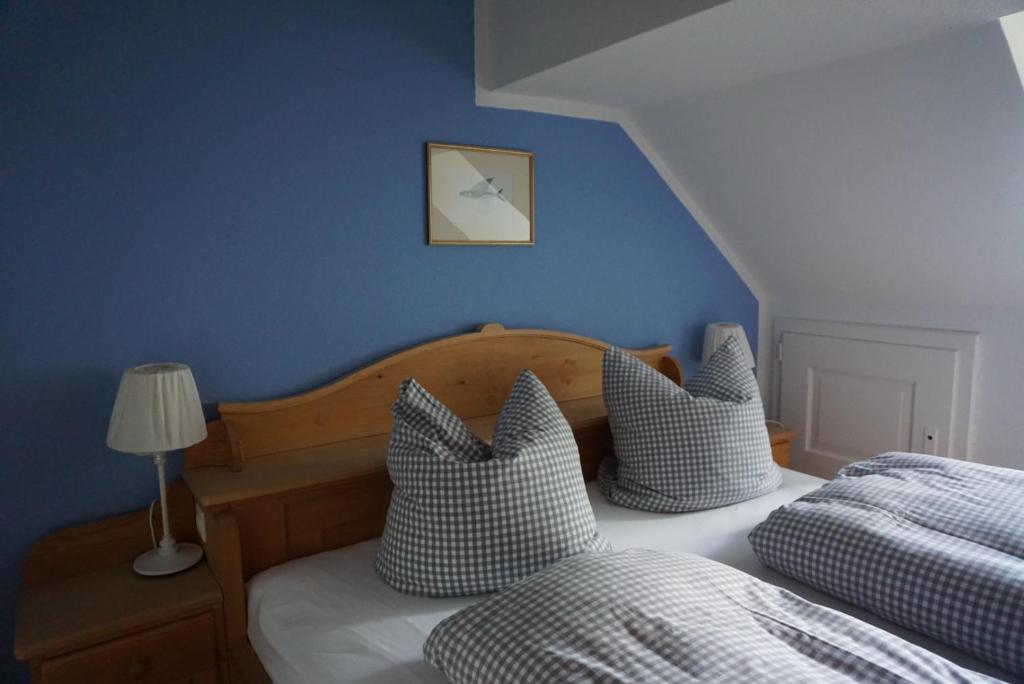 Un dormitorio con una cama con almohadas. en Gasthaus Fischerrosl, en Münsing