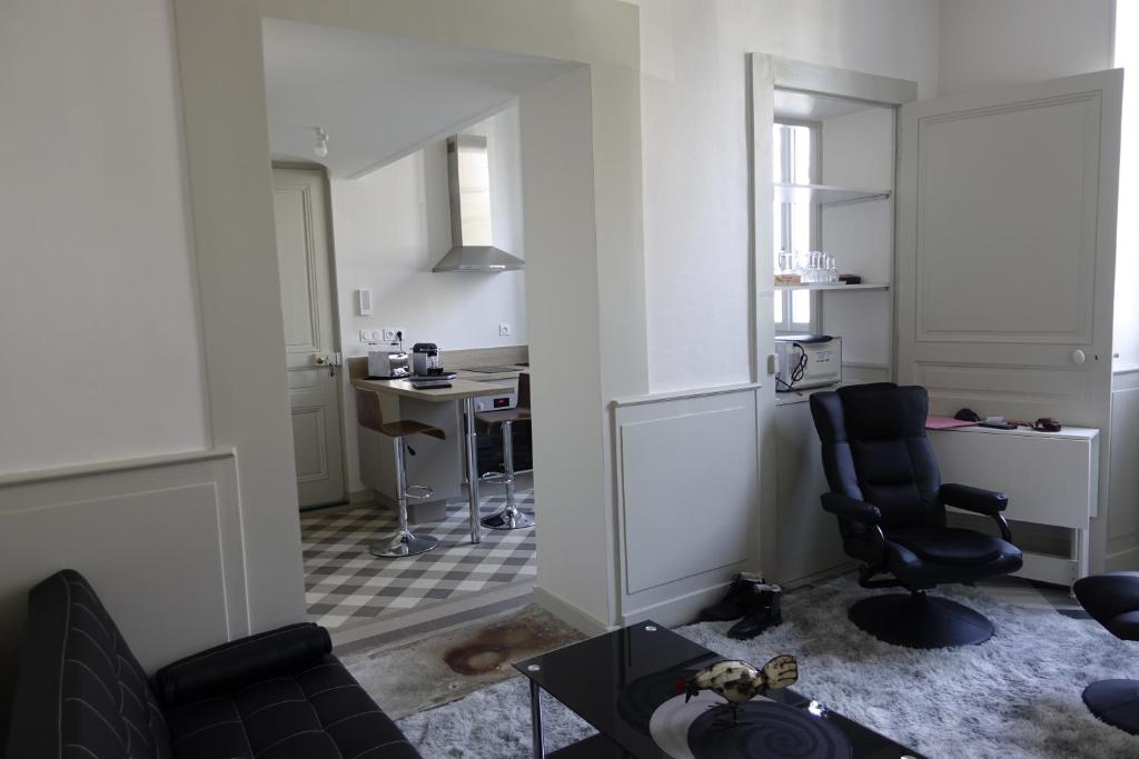 - un salon avec une chaise et un bureau dans l'établissement Lons-le Saunier Appartement Site remarquable, à Lons-le-Saunier