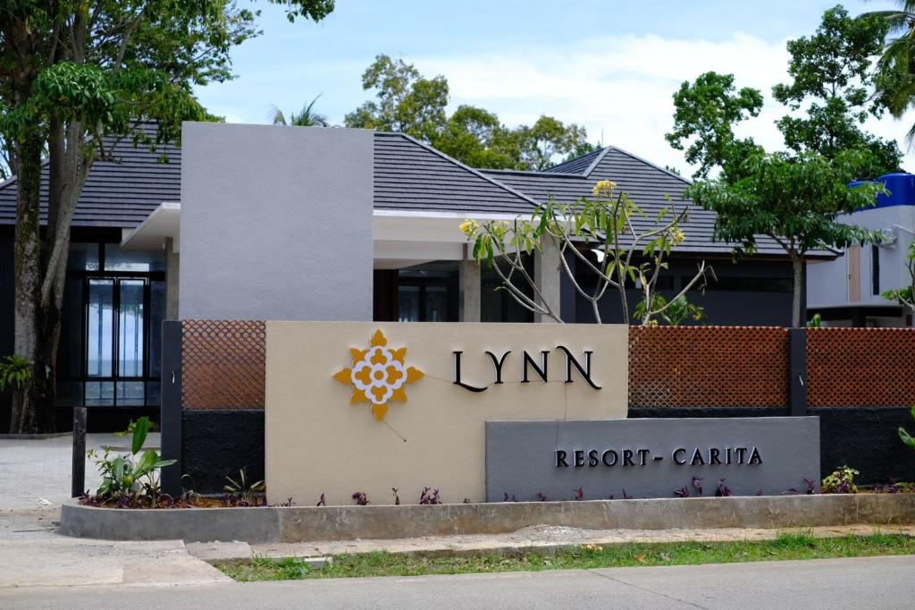 una señal frente a una casa en Lynn Resort Carita, en Sukarame