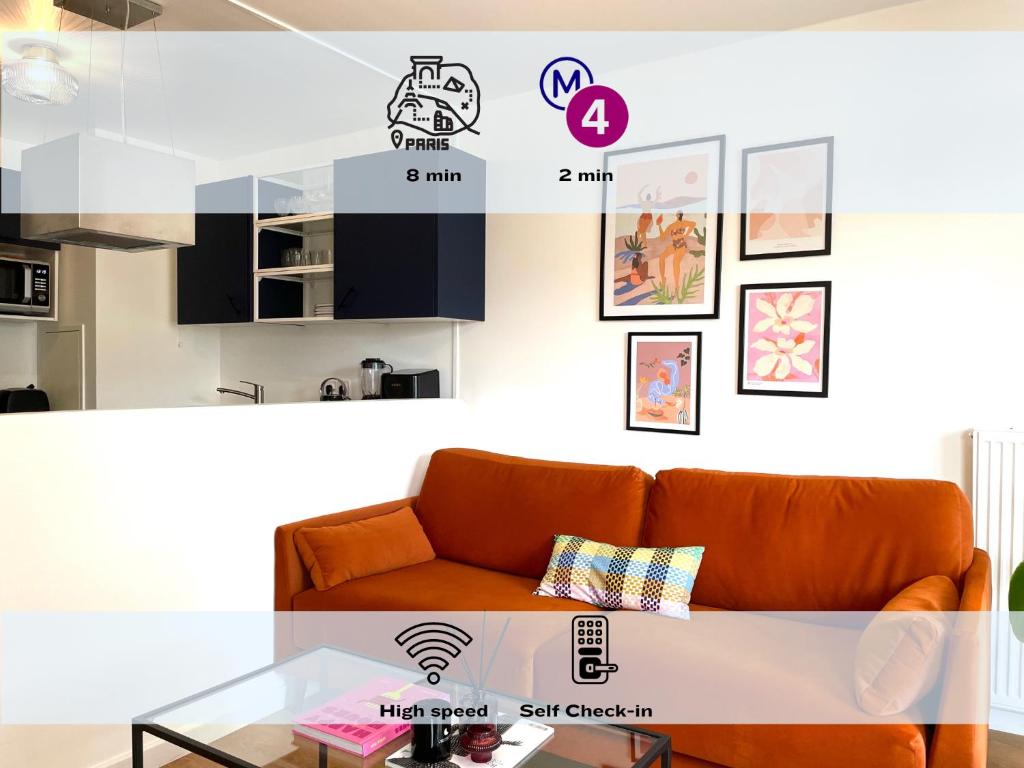 - un canapé orange dans le salon avec une table en verre dans l'établissement La Terracotta Paris 8 min, à Bagneux