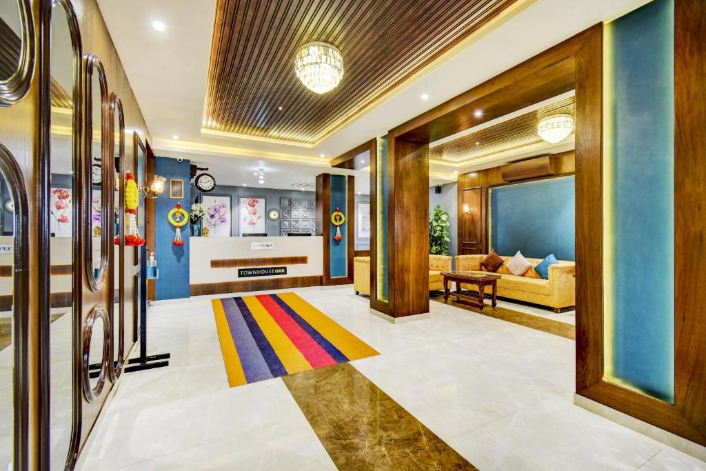 Lobbyn eller receptionsområdet på Super Townhouse OAK Hotel Chaitanya Executive Near Fun Time Multiplex