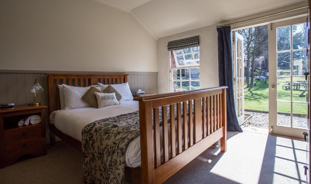 Postel nebo postele na pokoji v ubytování Cardrona Hotel