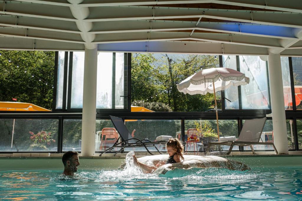 un paio di persone in una piscina di Big Sky Hotel a Chamonix-Mont-Blanc