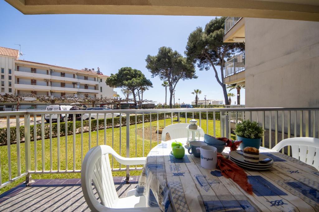 a table on a balcony with a view of the ocean at DMS 5 Planta Baja Arysal 5 in Cambrils