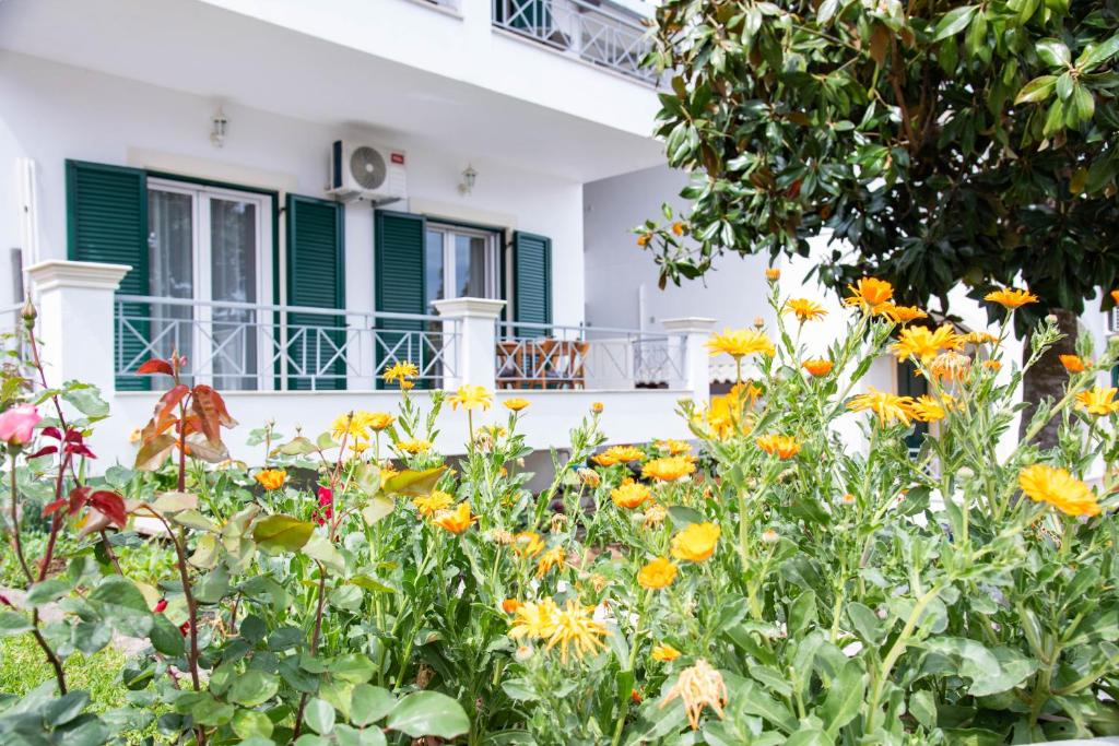 a garden with flowers in front of a house at TheasHomly in Kastanéa