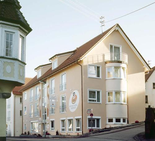 un grand bâtiment sur le côté d'une rue dans l'établissement Businesshotel HEILBRONN- Biberach, à Heilbronn