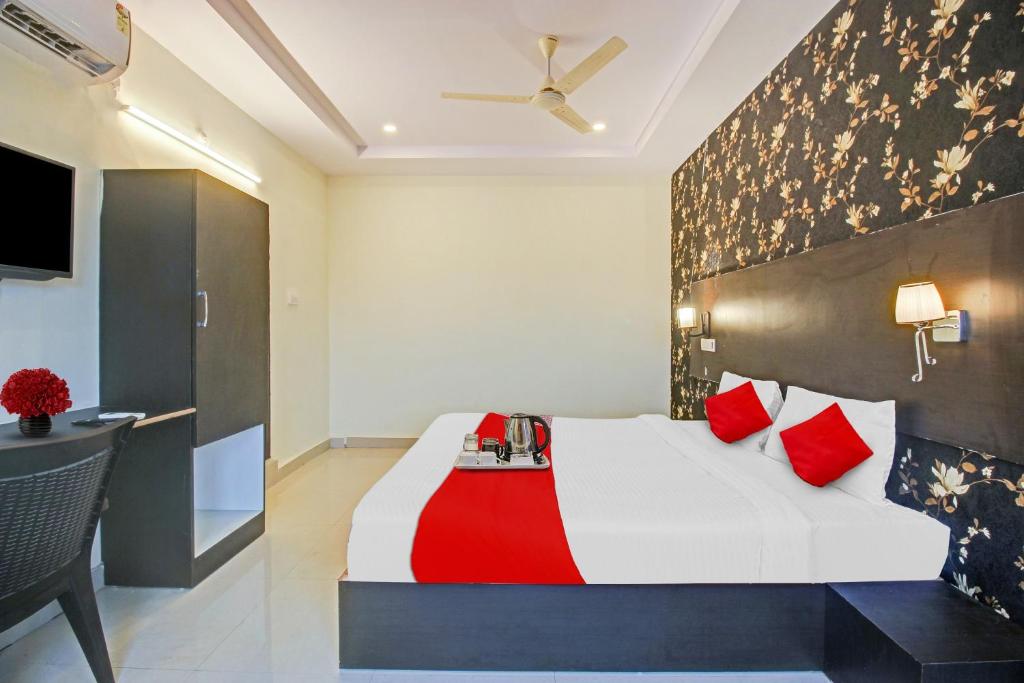 Кровать или кровати в номере Capital O Ragas Inn