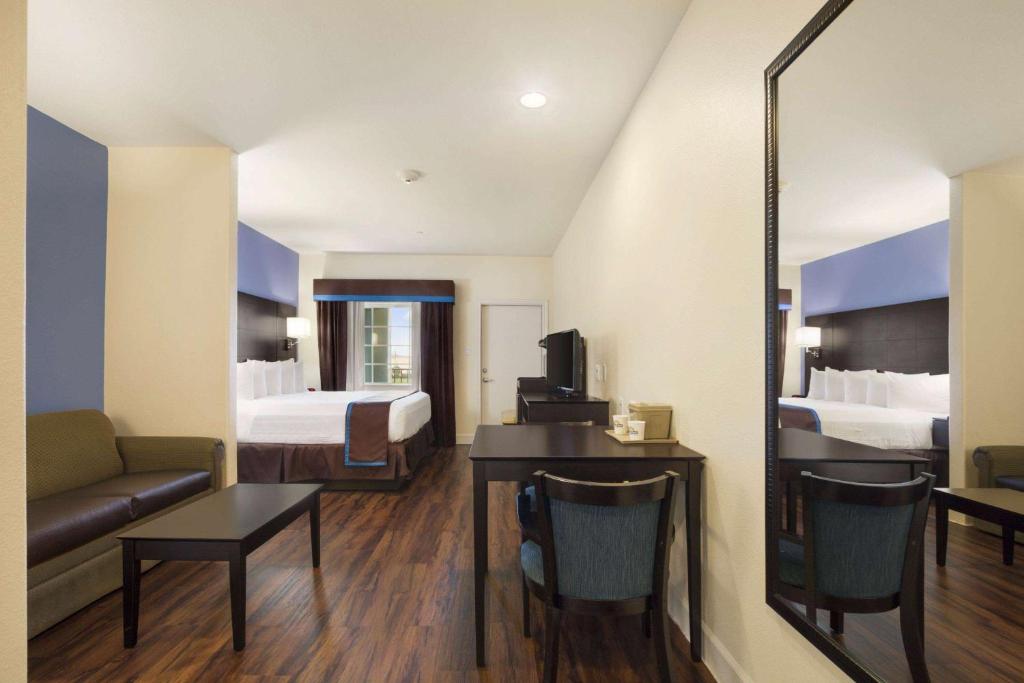 Days Inn & Suites by Wyndham Galveston West/Seawall photo