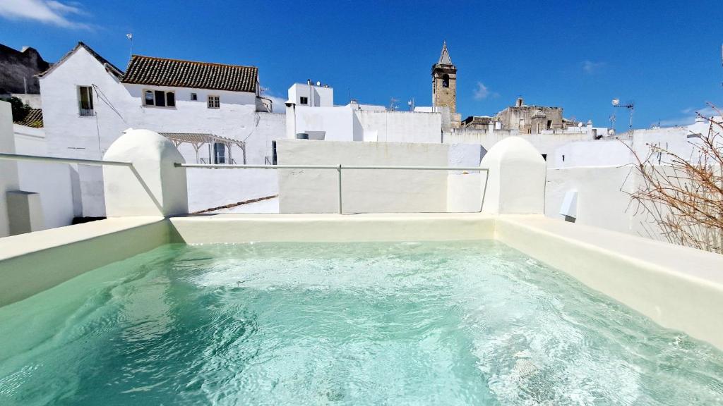 una piscina en la azotea de una casa en EntreArcos Casa Eco-Boutique, en Vejer de la Frontera