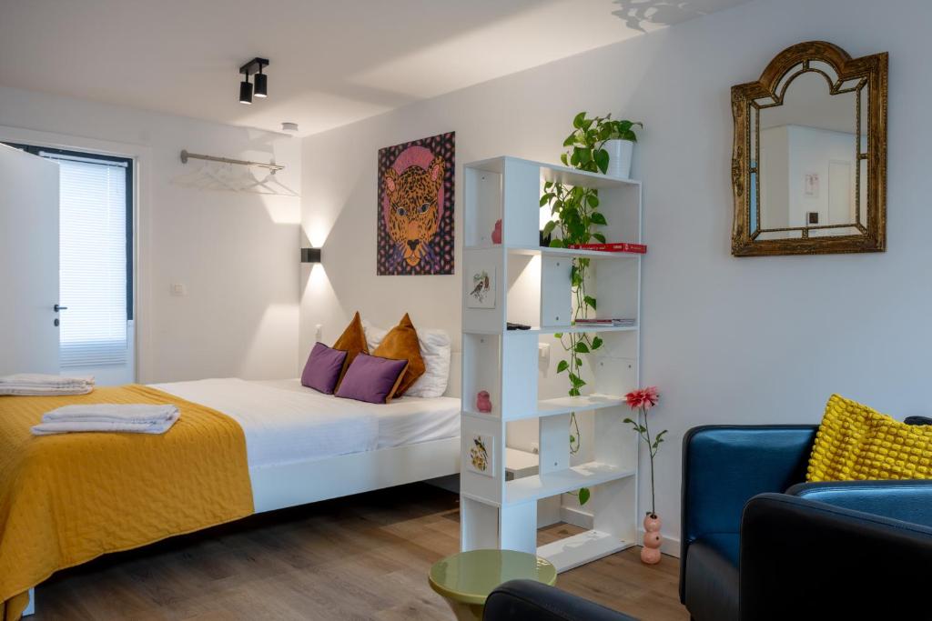 een slaapkamer met een bed en een plank bij Miniloft Pelgrim in Antwerpen