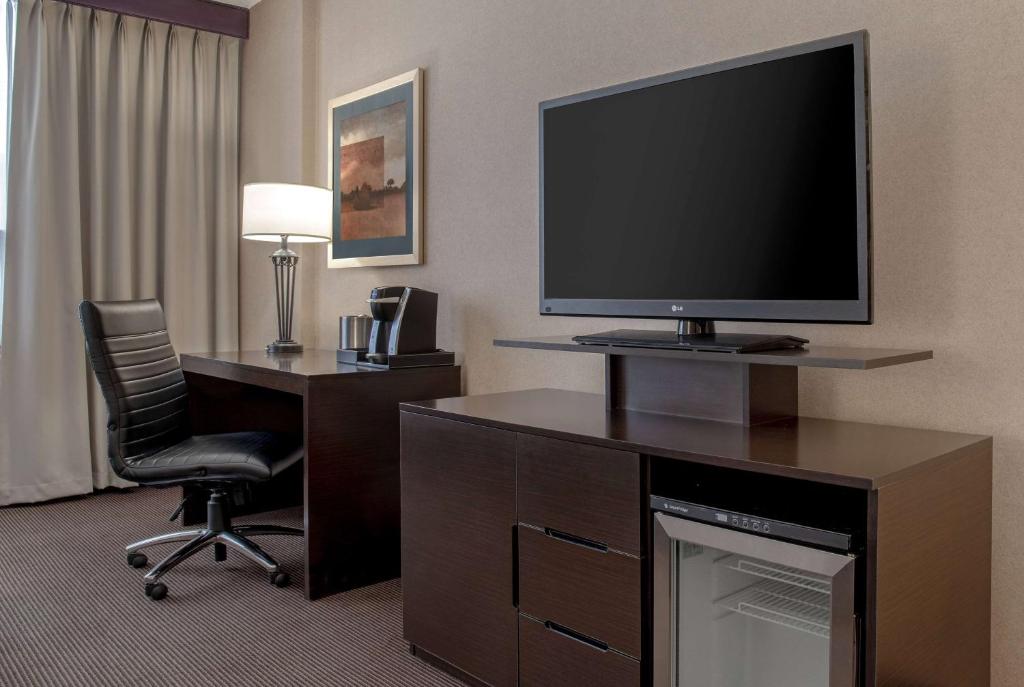 TV a/nebo společenská místnost v ubytování Ramada Plaza by Wyndham Calgary Downtown