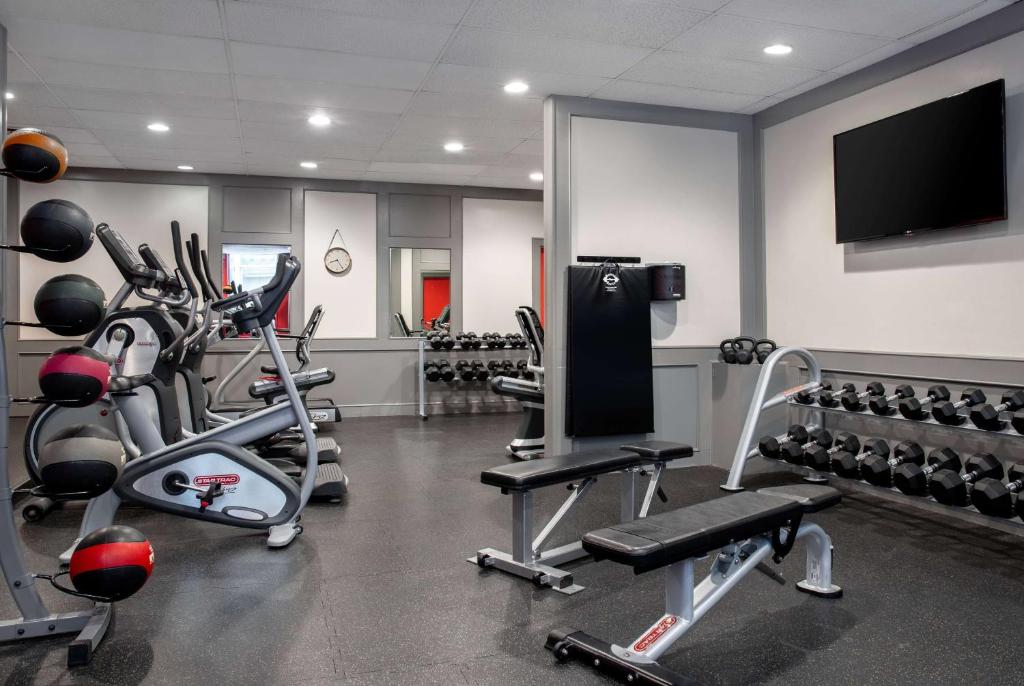 Fitness centrum a/nebo fitness zařízení v ubytování Ramada Plaza by Wyndham Calgary Downtown