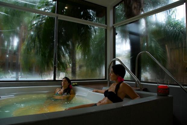 Libertador General San Martín的住宿－波薩達德索爾Spa酒店，两个女人坐在带窗户的浴缸里