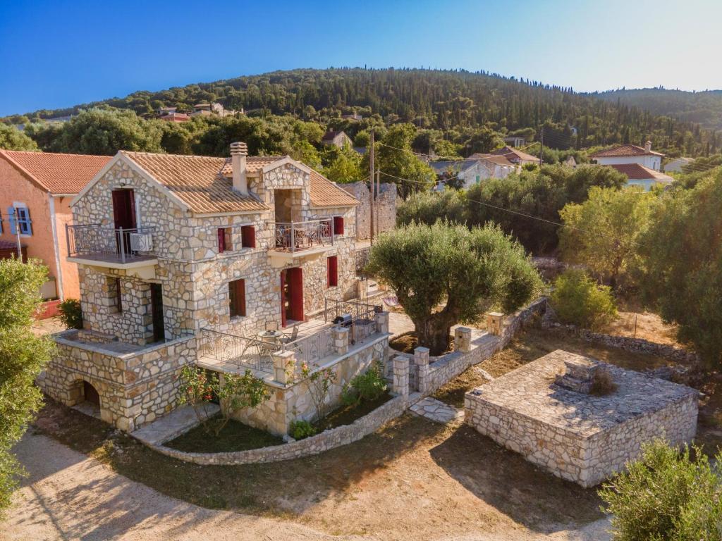 una vista aérea de una casa de piedra con árboles en NATALIAs MANSION, en Evretí