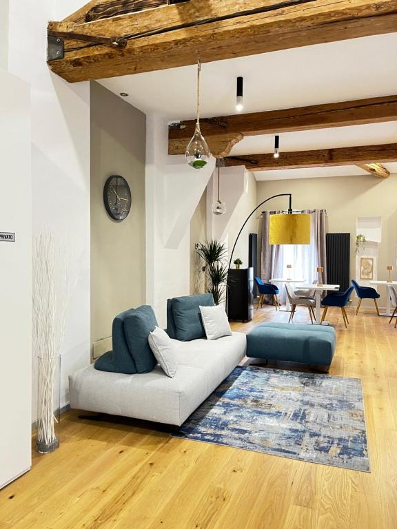 - un salon avec un canapé blanc et un tapis dans l'établissement Affittacamere San Petronio House, à Bologne