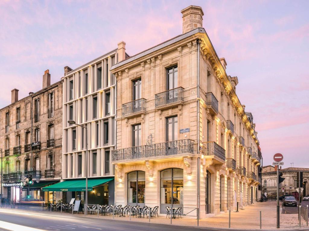 un grande edificio su una strada con una strada di Mercure Bordeaux Centre Gare Atlantic a Bordeaux