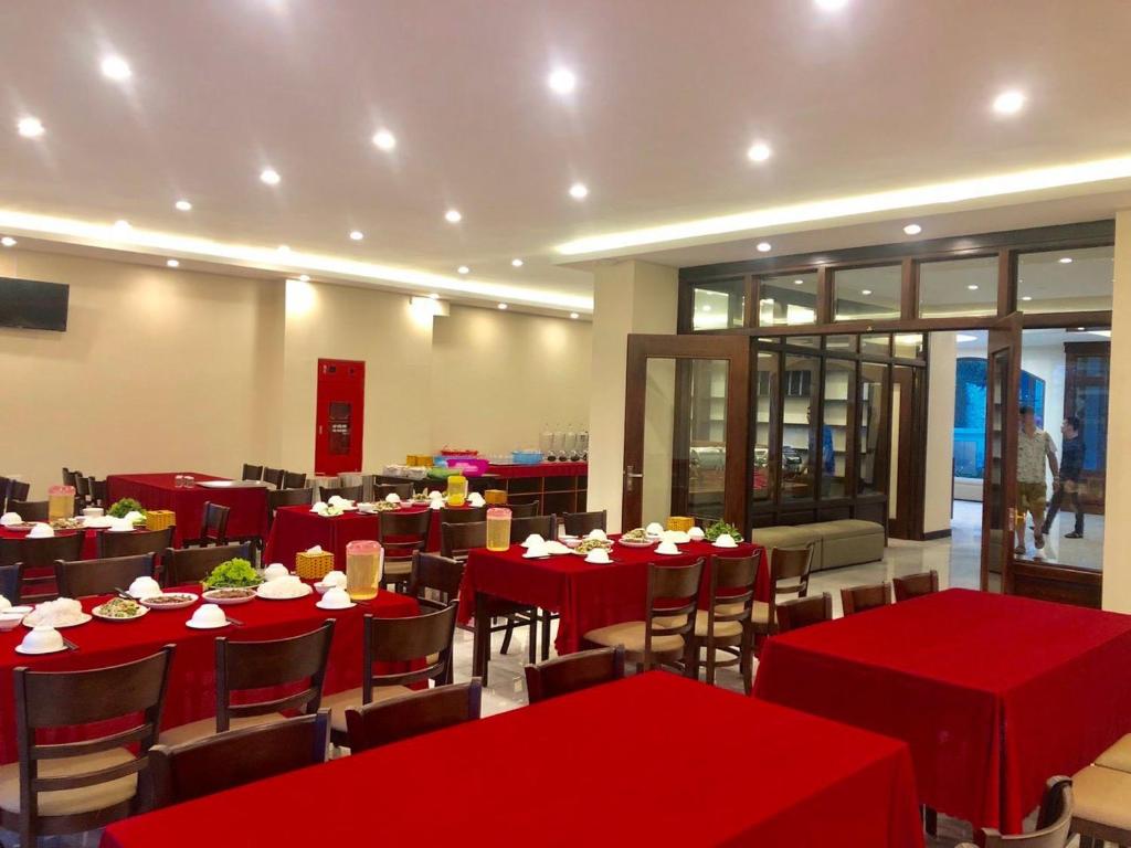 Sunshineview Sapa Hotel tesisinde bir restoran veya yemek mekanı