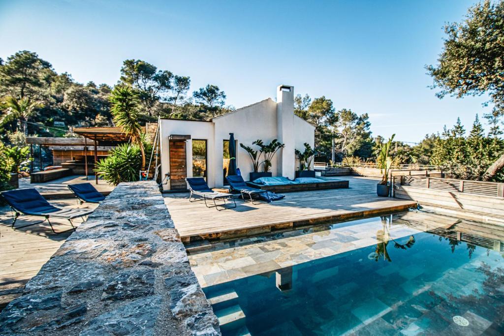 une villa avec piscine et une maison dans l'établissement Villa Costa Ricaine, à Six-Fours-les-Plages