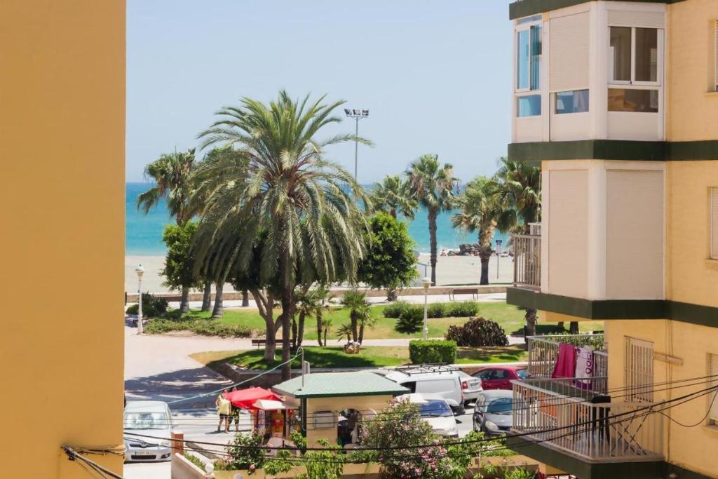 トレ・デル・マールにあるFabuloso apartamento a 50m de playa centricoのビーチの景色を望むバルコニーが備わる客室です。
