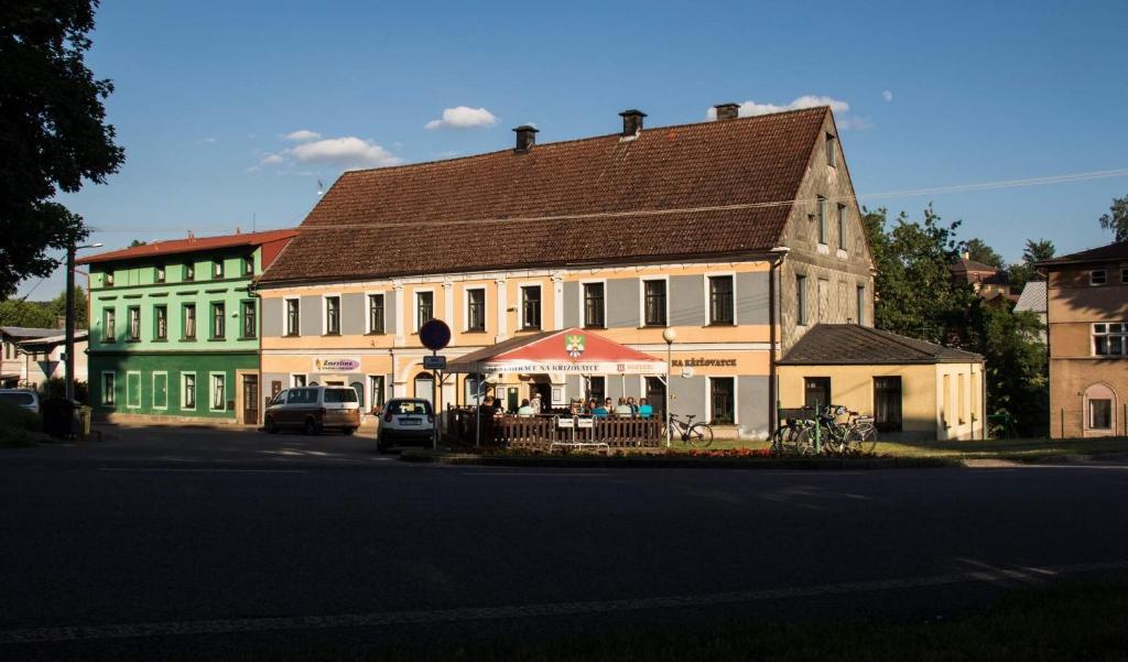 un gran edificio con una tienda de campaña delante de él en Restaurace Na Křižovatce, en Božanov