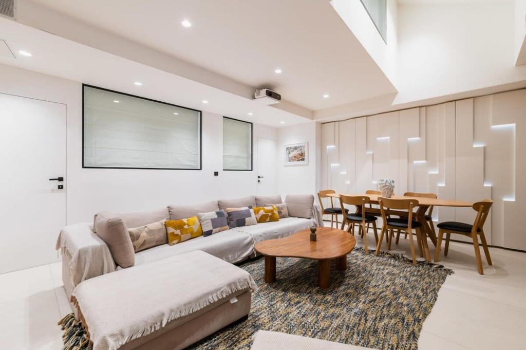 un salon avec un canapé et une table dans l'établissement Luxueux appartement Cinéma quartier du marais - 8P - FLAT-GUEST, à Paris