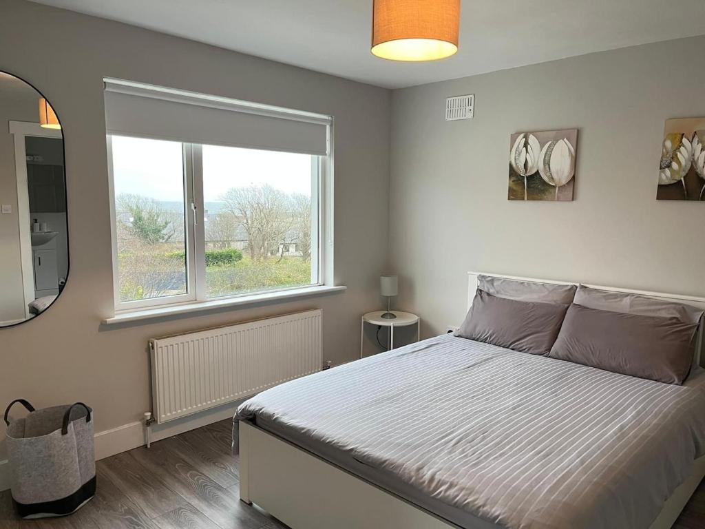 Postel nebo postele na pokoji v ubytování Bay Area House, Spiddal