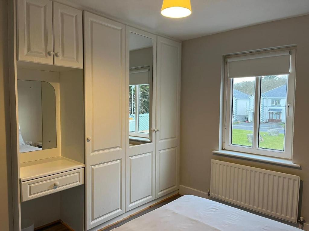 Postel nebo postele na pokoji v ubytování Bay Area House, Spiddal
