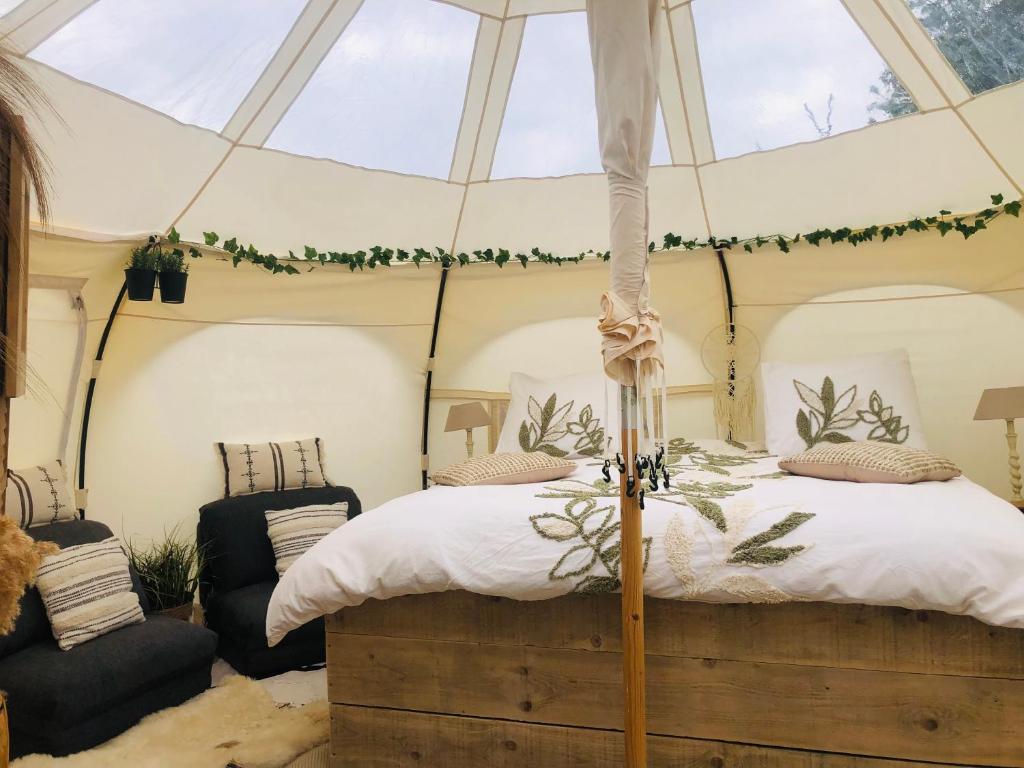a bedroom with a bed in a tent at Glamping -Logie Moonlight in Brakel