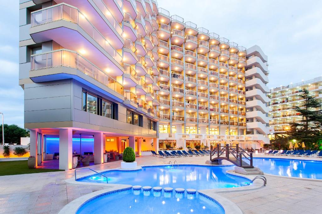 Bazén v ubytovaní Hotel Beverly Park & Spa alebo v jeho blízkosti