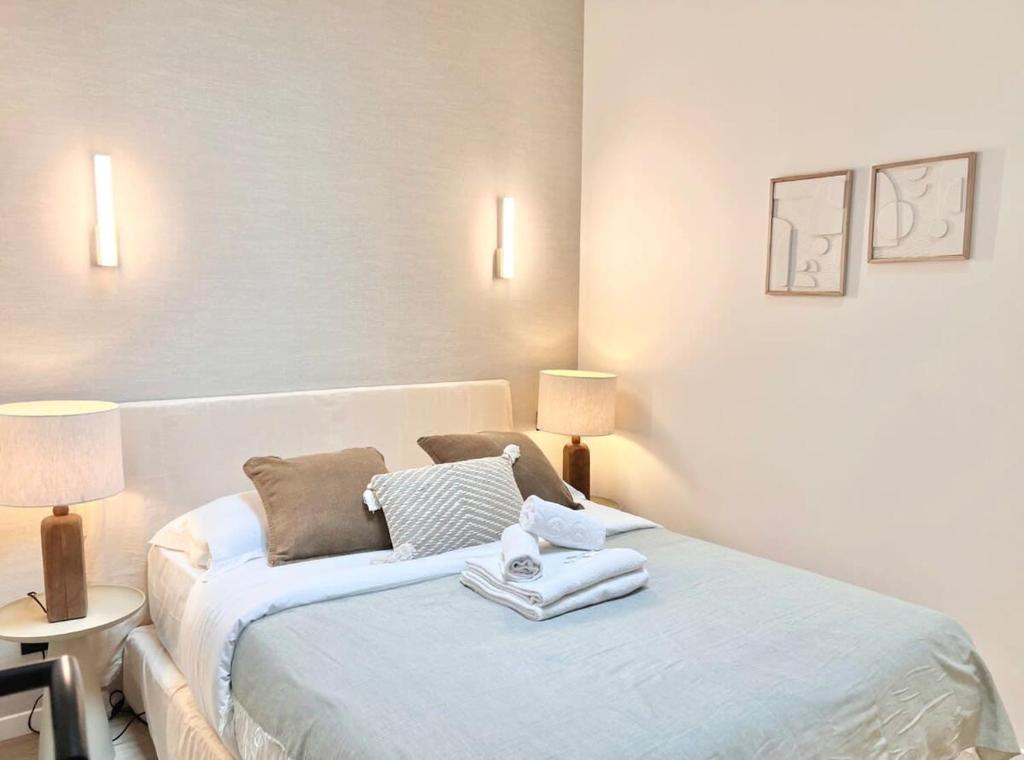 une chambre avec un lit avec deux serviettes dessus dans l'établissement Magnifique appartement familial et spacieux - 6P - FLAT-GUEST, à Paris