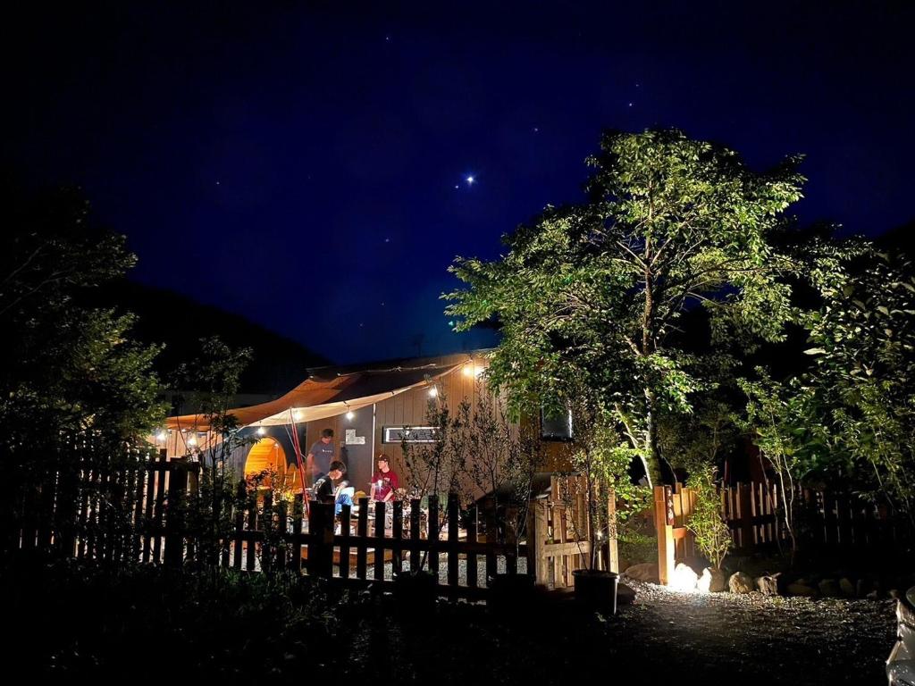 天川村的住宿－CampBaseKadojin - Vacation STAY 73760v，一群人晚上站在房子外面