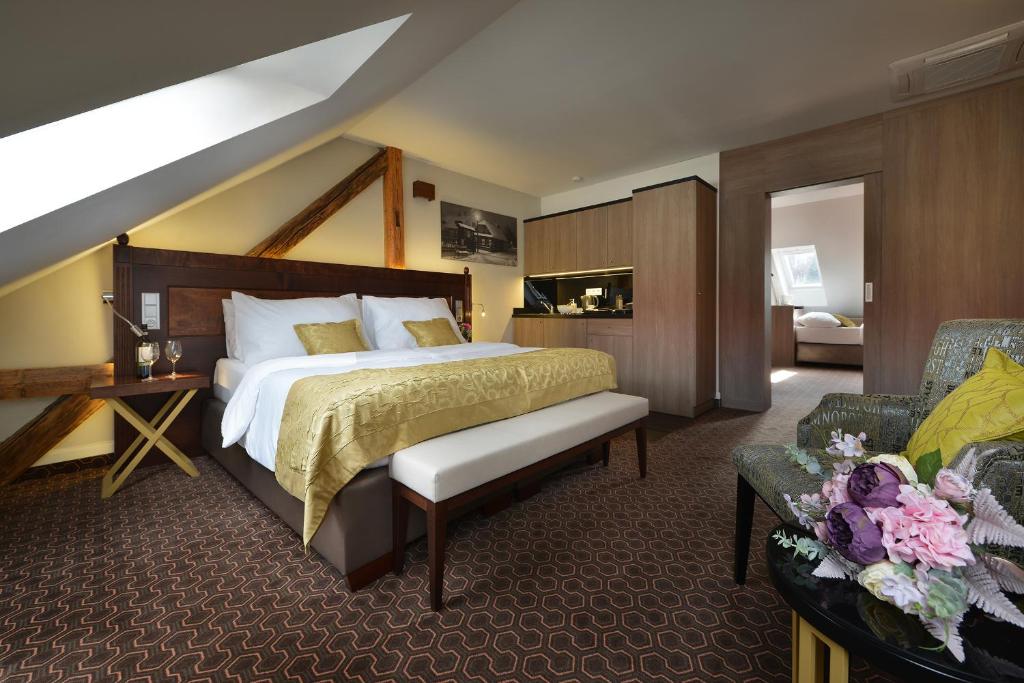pokój hotelowy z łóżkiem i kanapą w obiekcie Vysocina Design Apartments w mieście Hlinsko