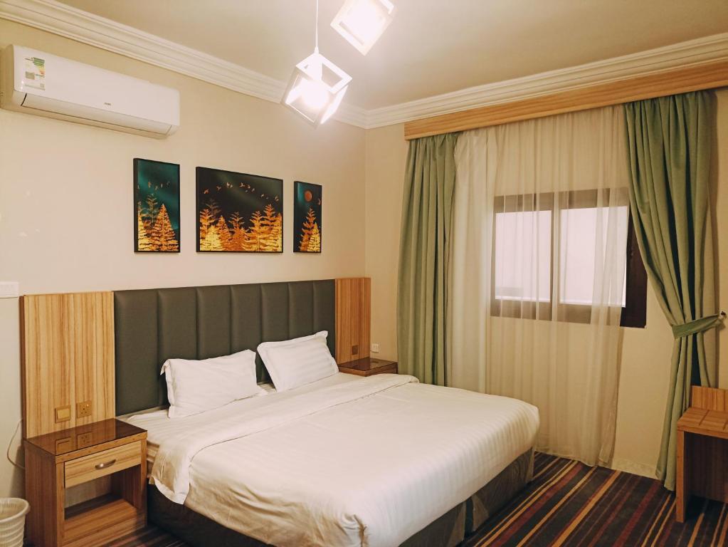 Alhamra Park hotel في جدة: غرفه فندقيه بسرير ونافذه