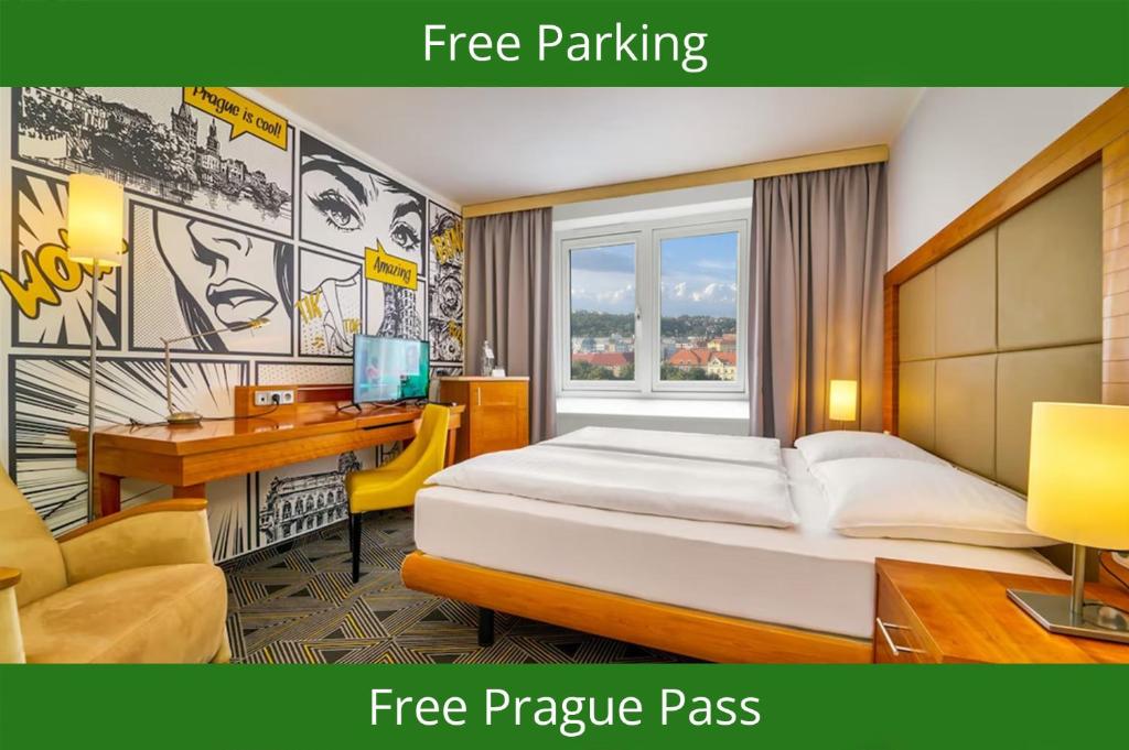 1 dormitorio con 1 cama y escritorio con ordenador en Hotel Uno Prague, en Praga