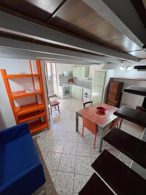 A seating area at Il ponte di vetro House