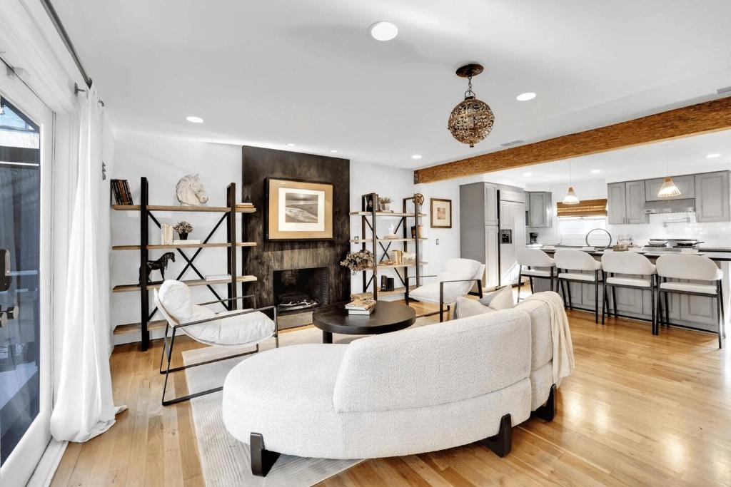 a living room with a couch and chairs and a kitchen at Dos Palos by AvantStay Mod Hollywood Sanctuary in Los Angeles